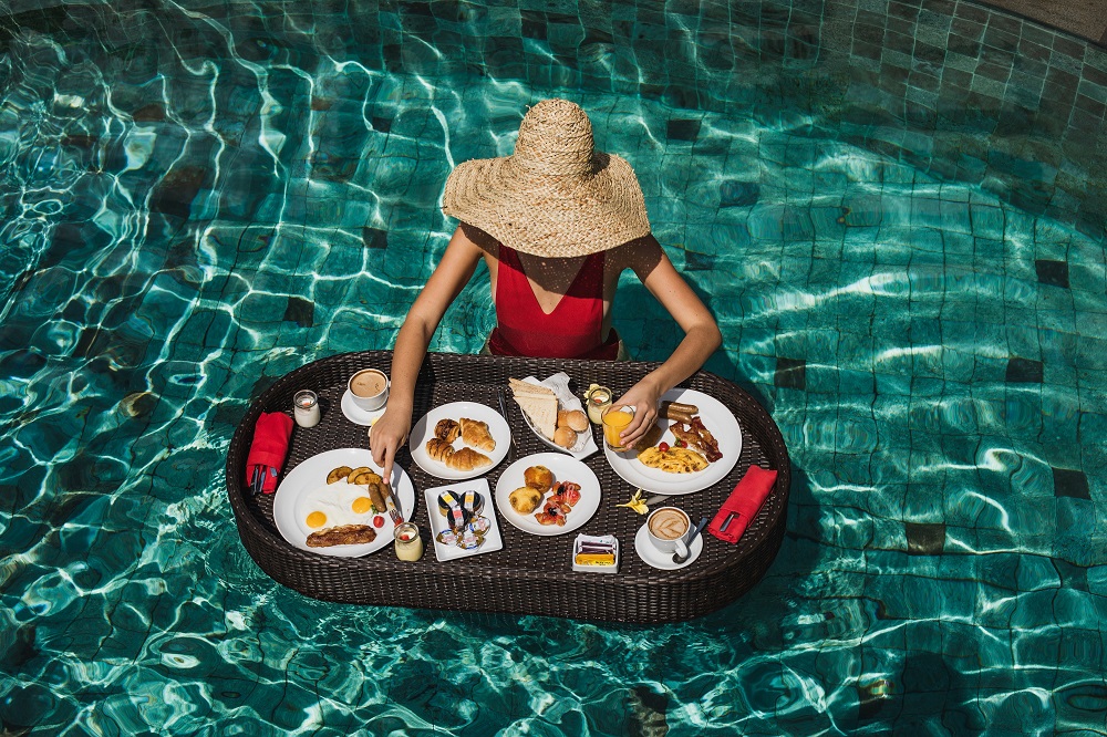 Sarapan terapung di Panorama Pool